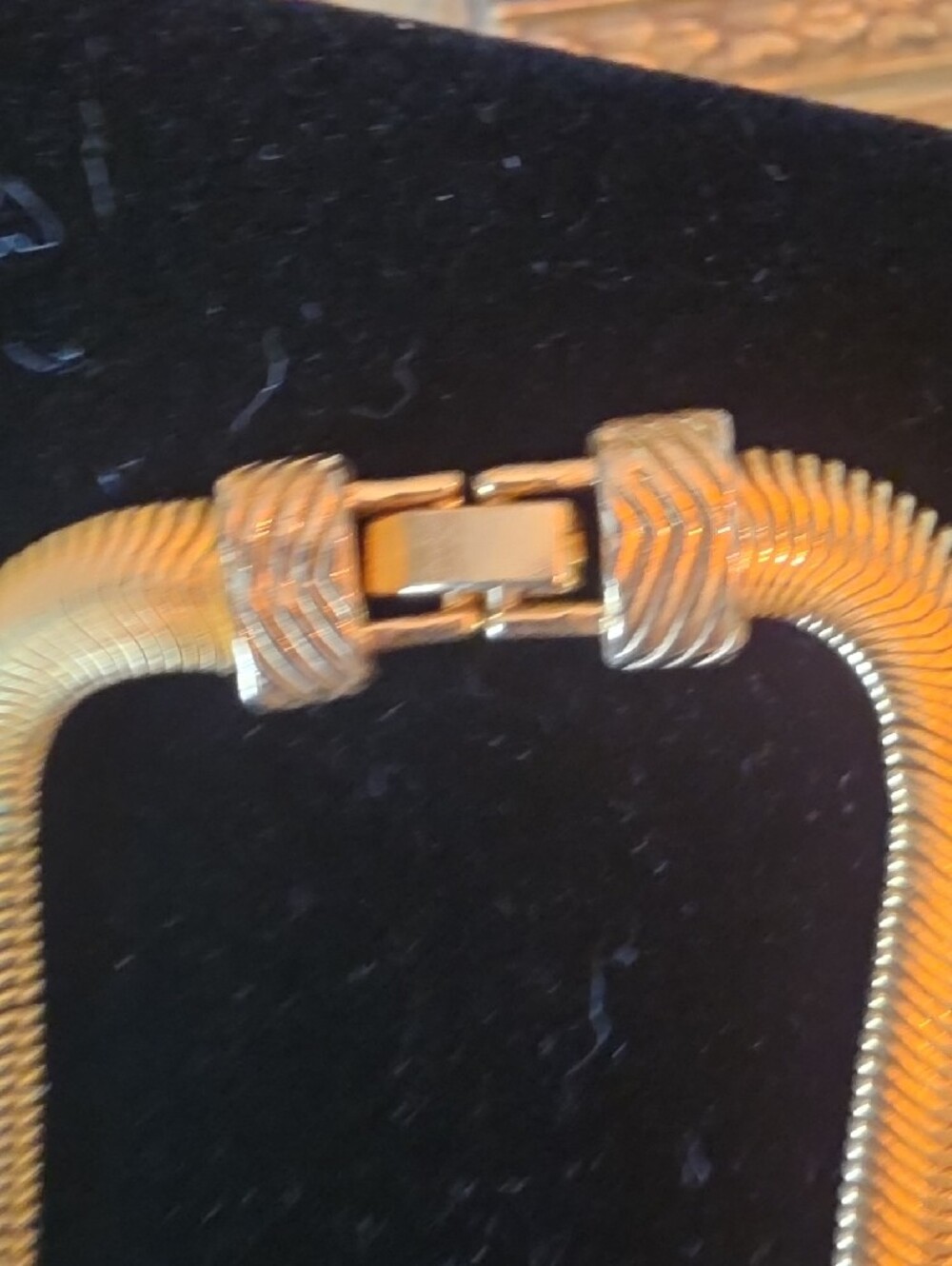 Vintage gold-tone statement necklace featuring dual Leopard terminals. - Picture 3 of 4